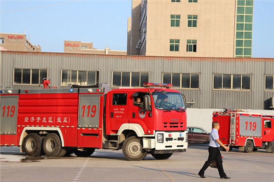 消防車引導入廠