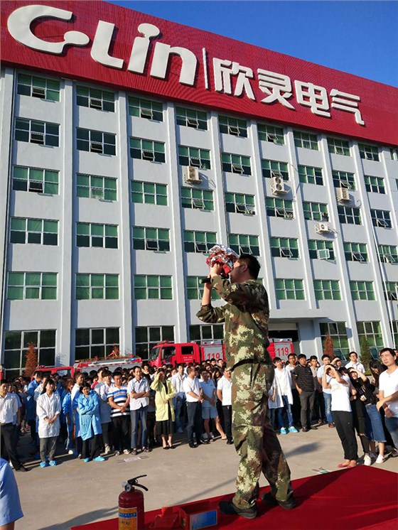 樂清經(jīng)濟開發(fā)區(qū)消防中隊大隊長林有才警官講解面罩使用