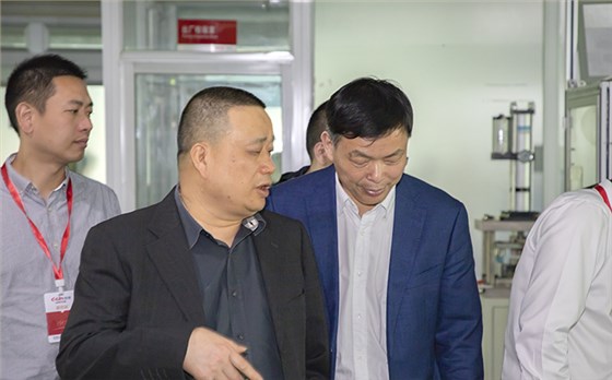 欣靈董事長胡志興與調(diào)研組領導現(xiàn)場交流