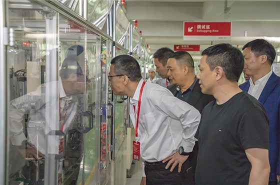 徐海嚴副市長參觀生產(chǎn)設備